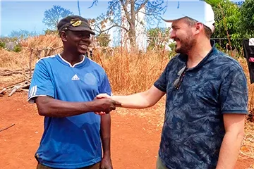 Échange entre un producteur et l’équipe JOGOO Agriculture sur le terrain