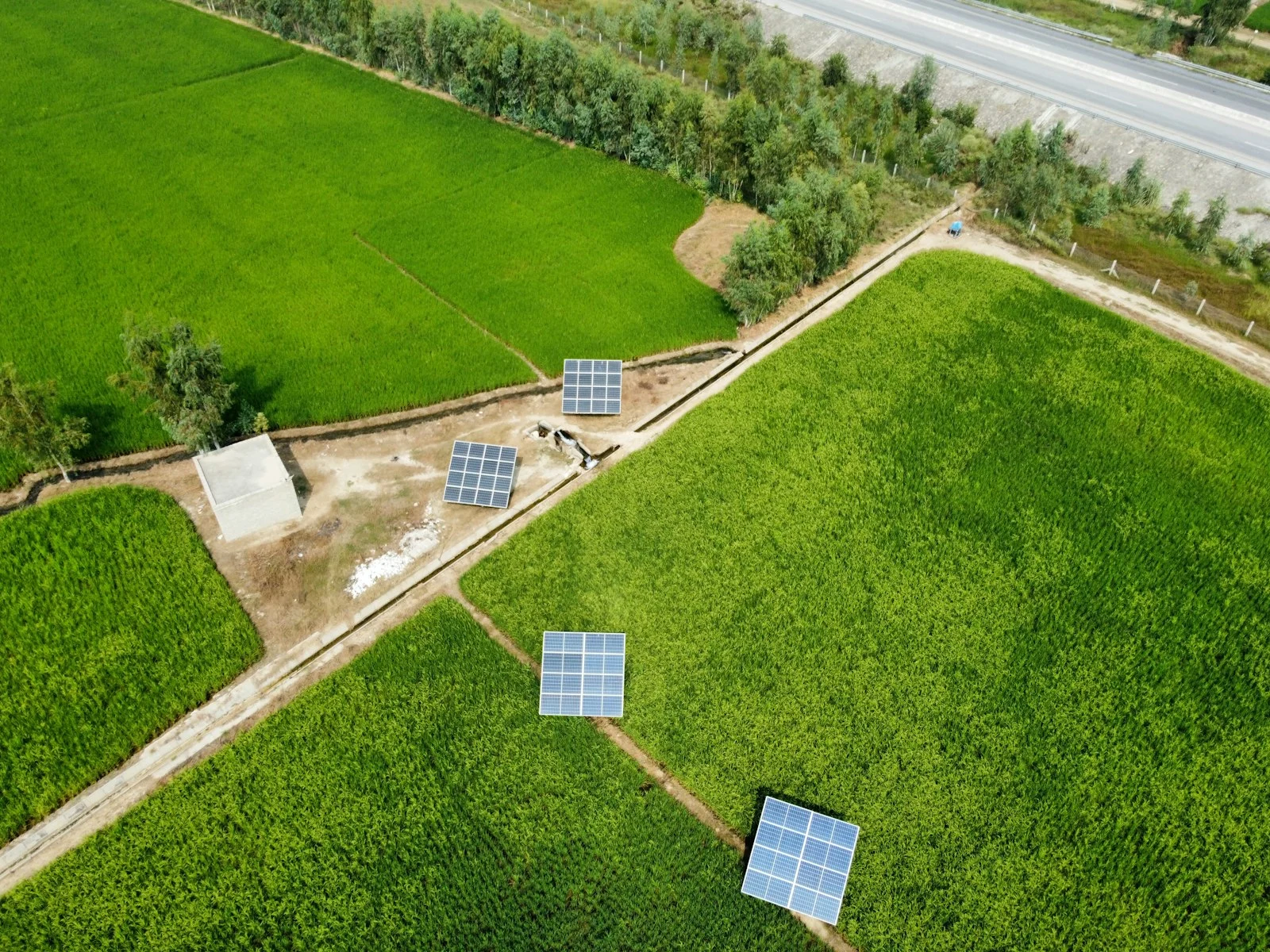 Vue aérienne de parcelles cultivées équipées de panneaux solaires pour le pompage